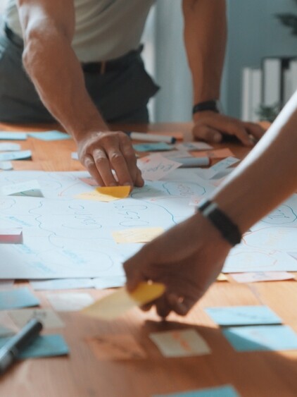 Primer plano de equipo colaborando en un proyecto