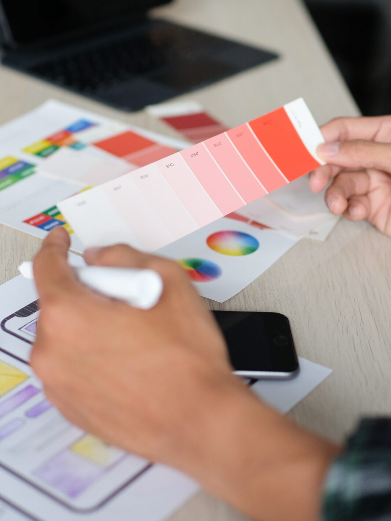 Primer plano de un diseñador revisando paleta de colores